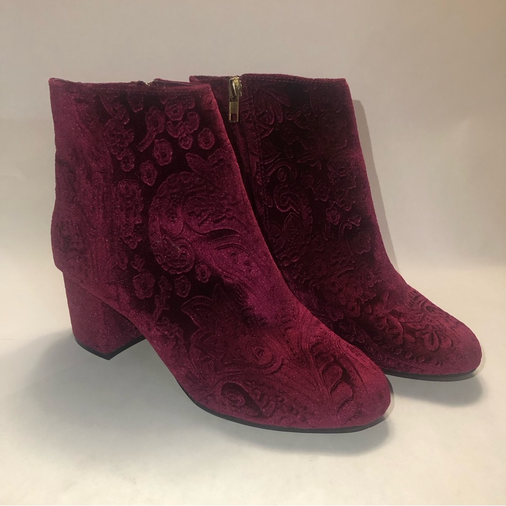 Zigi Soho Embroidered Booties with Round Toe and Brass Zipper, size 7.5.